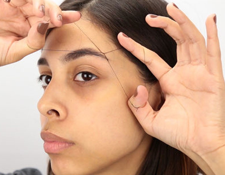 بالفيديو كيفية استخدام الفتلة لإزالة شعر الوجه بنفسك