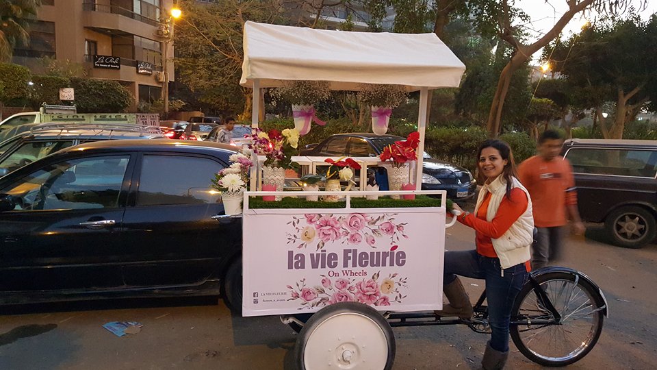 السعادة والإيجابية رسائل الزهور في شوارع القاهرة