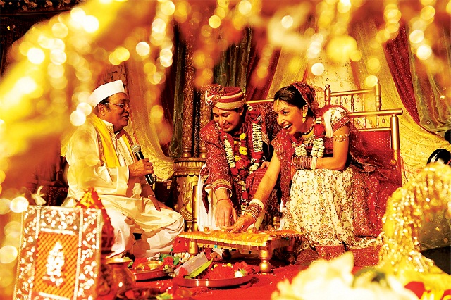 الحلقة الأولى .. ”يدهنون العروس بالكركم” .. تقاليد الزواج في الهند