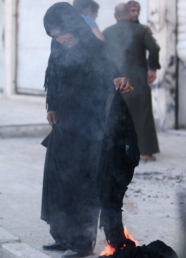 بالفيديو: نساء مدينة ”منبج” السورية يحرقن النقاب  بعد تحرير المدينة من ”داعش”