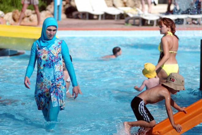 أزمة البوركيني في مصر بعد إجبار سيدة على الخروج من حمام السباحة