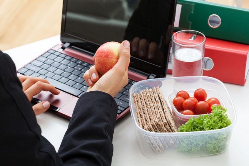5 طرق للحصول على وجبات صحية في العمل