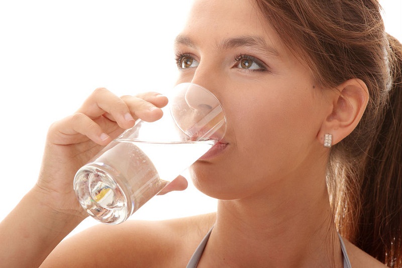 فوائد شرب 8 أكواب من المياه يوميا