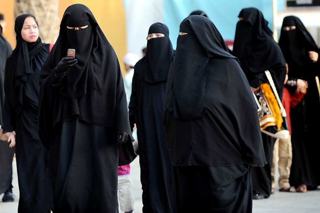 نساء السعودية يوقعن عريضة لإسقاط ولاية الرجل