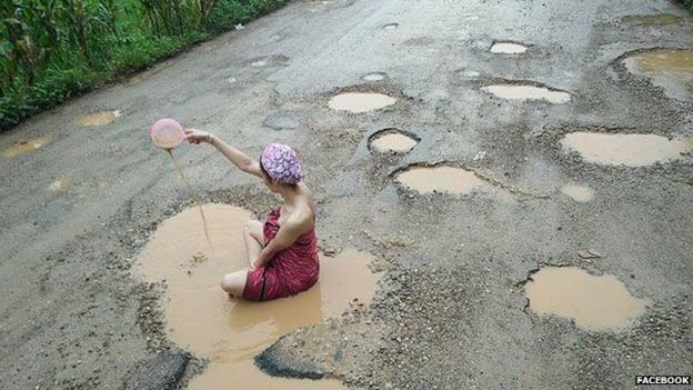 تايلاندية تعترض على ”حُفر” الطريق بالاستحمام فيها