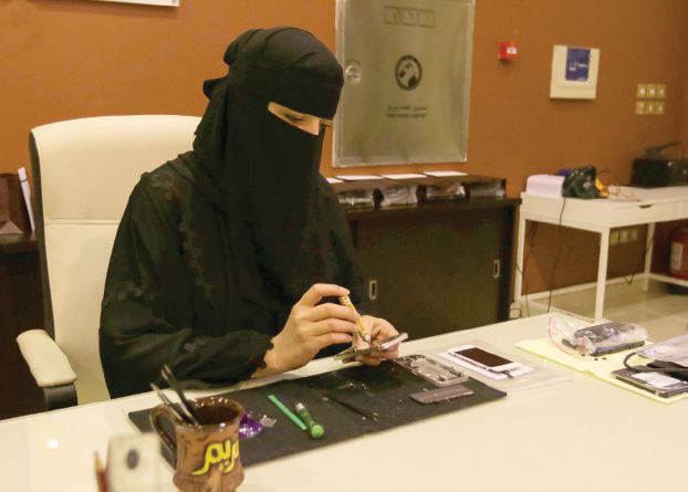 سعودية تفتح محلا لصيانة الهواتف للسيدات فقط