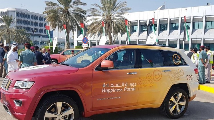 وزيرة السعادة الإماراتية تطلق ”دورية السعادة” لمكافأة السائقين