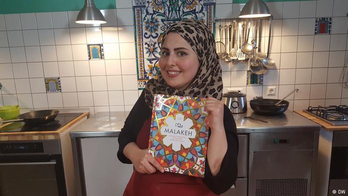 ملكة جزماتي.. لاجئة سورية تحافظ على التراث الشامي بـ ”المطبخ”