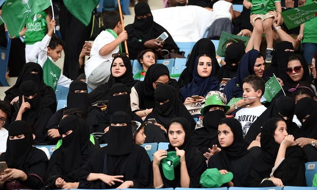 السعودية تسمح للنساء بدخول الاستاد احتفالا بالعيد الوطني