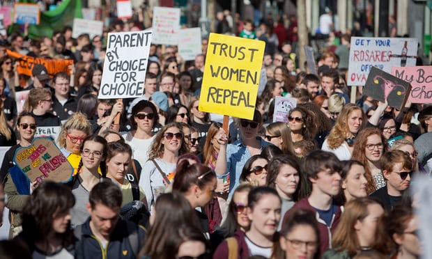 الآلاف في مسيرة لرفع الحظر عن الإجهاض في أيرلندا