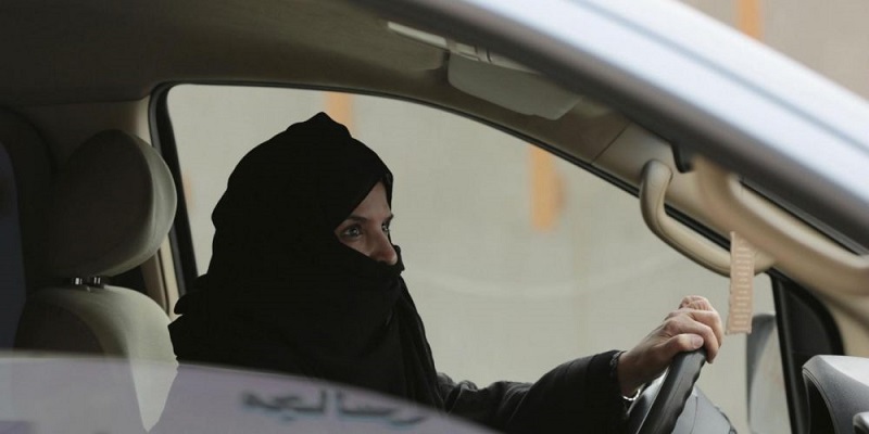بعد رفع الحظر.. الشرطة السعودية تحتجز امرأة لقيادتها سيارة