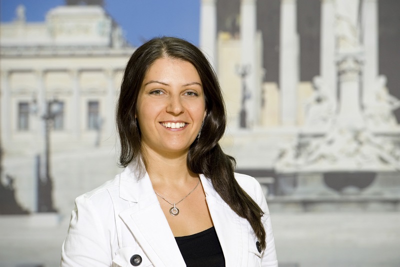 12 معلومة عن ”منى دزدار” أول وزيرة من أصول عربية في النمسا