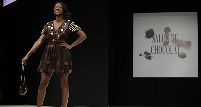أزياء من الشيكولاتة في معرض بباريس