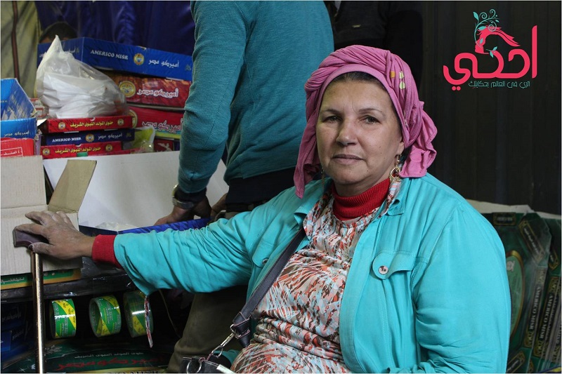  ” الحاجة منى ”  أقدم سيدة تبيع حلوى المولد النبوي في بين الحارات   