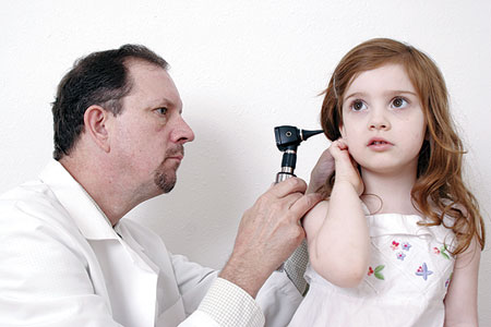 احمي طفلك من التهاب الأذن الوسطى المسبب لضعف القناة السمعية