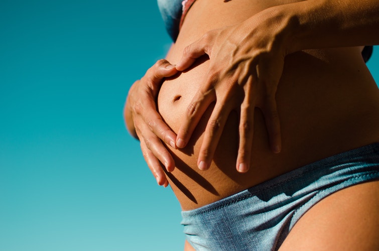 6 خطوات بتقلل من علامات تمدد الجلد أثناء الحمل 