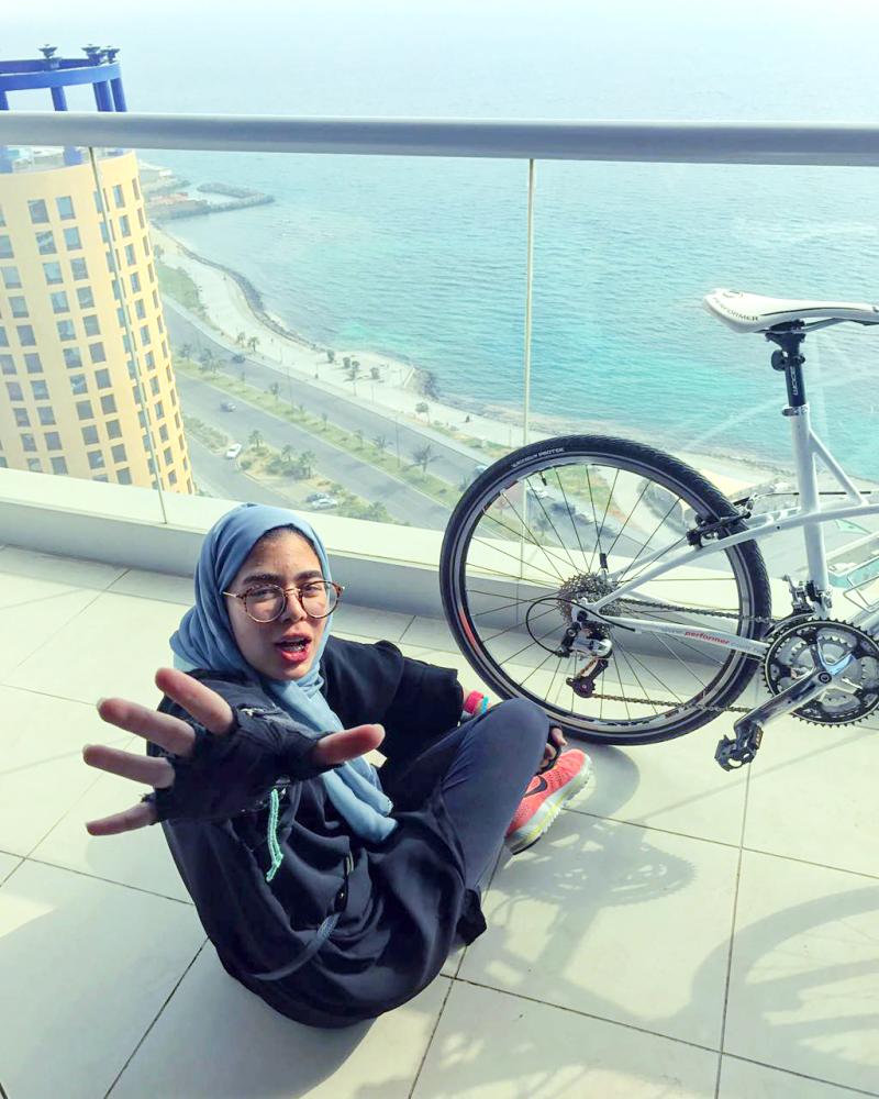 نديمة أبو العنين .. سعودية تُنشيء أول فريق نسائي لقيادة الدراجات 