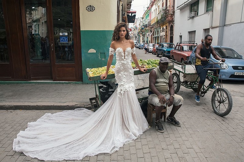دار أزياء Julie Vino تطلق مجموعتها الجديدة لفساتين الزفاف في شوارع ”كوبا”