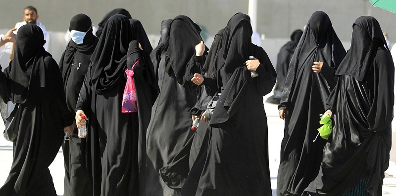 عضو هيئة كبار العلماء: السعوديات غير ملتزمات بارتداء العباءة
