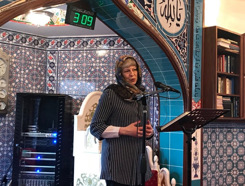 تيريزا ماي بالحجاب في مسجد من أجل ”التعرف على الإسلام”