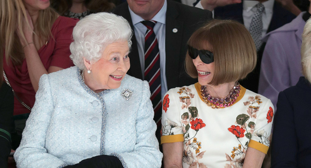 الملكة إليزابيث تحضر للمرة الأولى في أسبوع الموضة في لندن