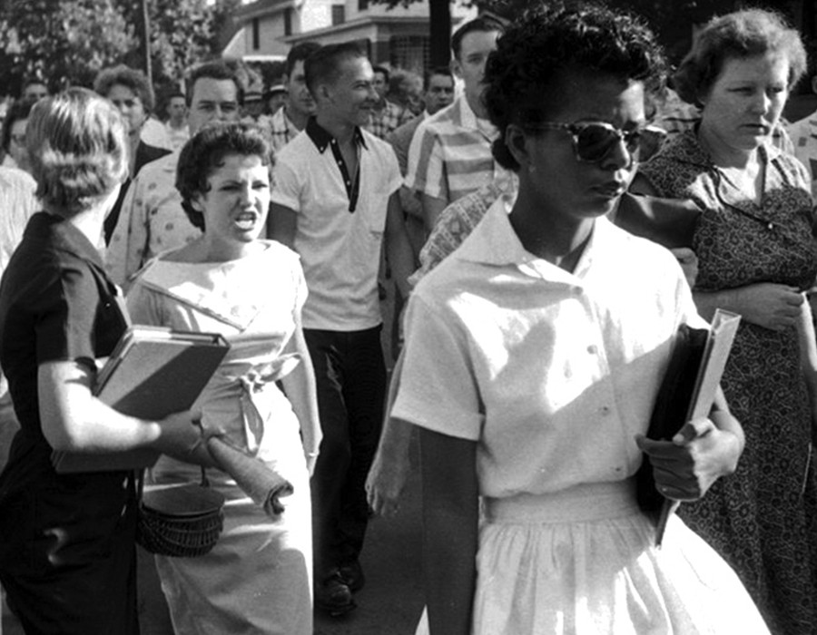 إليزابيث إيكفورد.. الطالبة الأمريكية التي واجهت التفرقة العنصرية