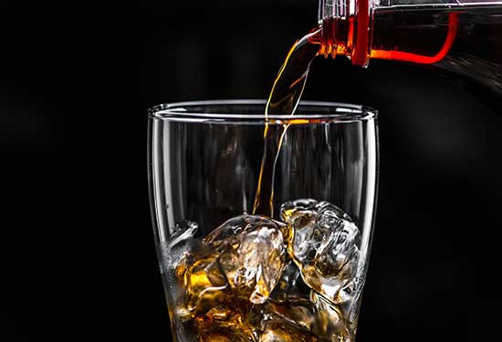 أضرار المشروبات الغازية على الكلى والعظام والصحة العامة