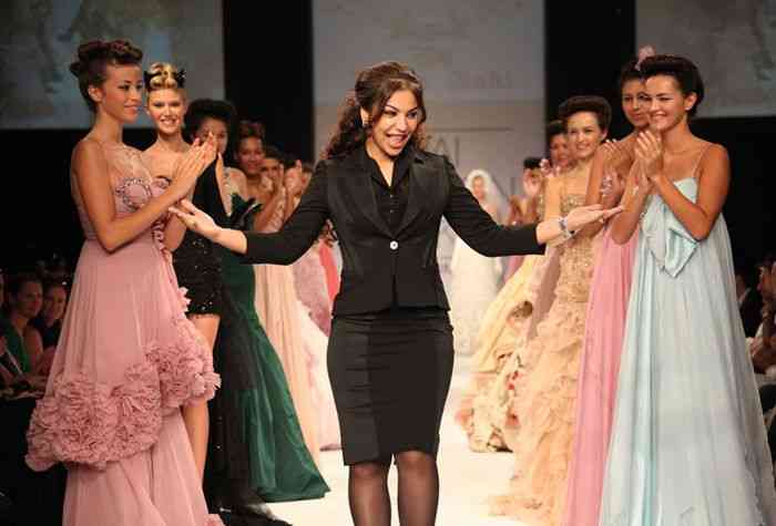 زينة زكي مصممة أزياء عراقية وصلت للعالمية بتصميماتها