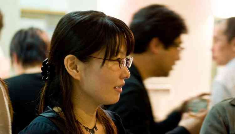 شركات يابانية تمنع النساء عن ارتداء النظارات الطبية