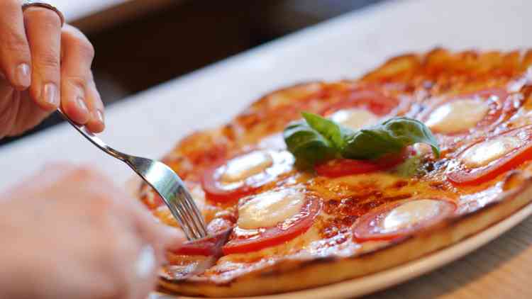 طريقة عمل البيتزا الإيطالية من العجينة للحشو