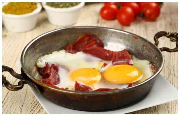 طريقة عمل البيض بالبسطرمة لأشهى أطباق الفطور