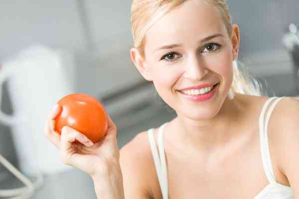 فوائد الطماطم الساحرة لجمال بشرتك وصحة شعرك