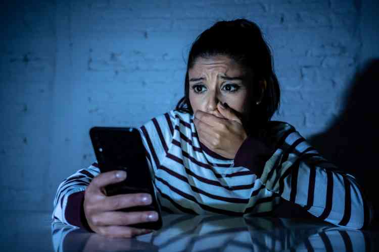 قصص نساء تعرضن للابتزاز الإلكتروني وانهارت حياتهن