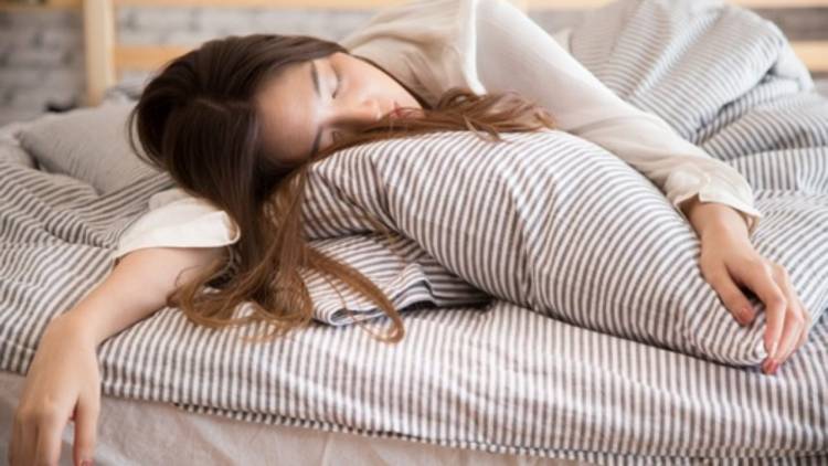 ما هي أسباب كثرة النوم وآثاره السلبية وطرق الحد منه