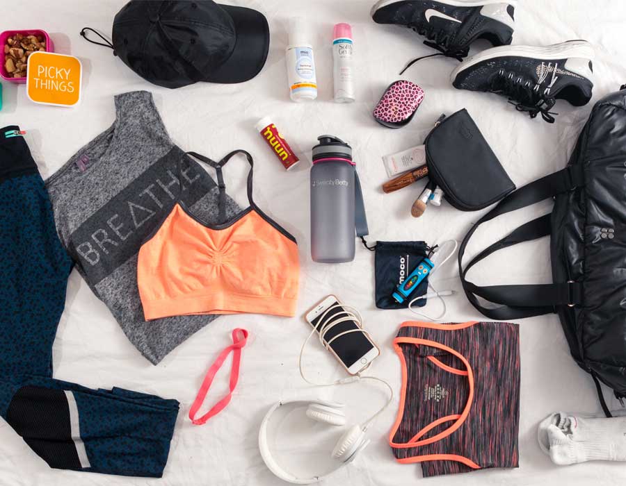 10 أشياء يجب أن تكون في حقيبة الجيم الخاصة بكِ