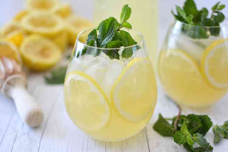 طريقة عمل الليمون بالنعناع.. عصير الصيف المنعش