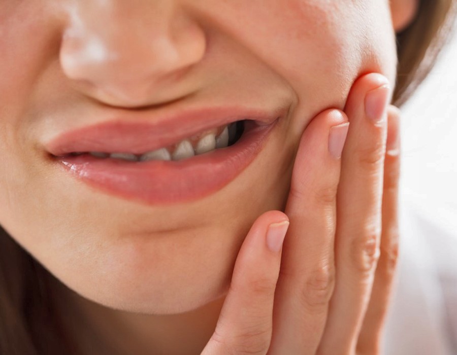 10 وصفات طبيعية للتخلص من آلام الأسنان