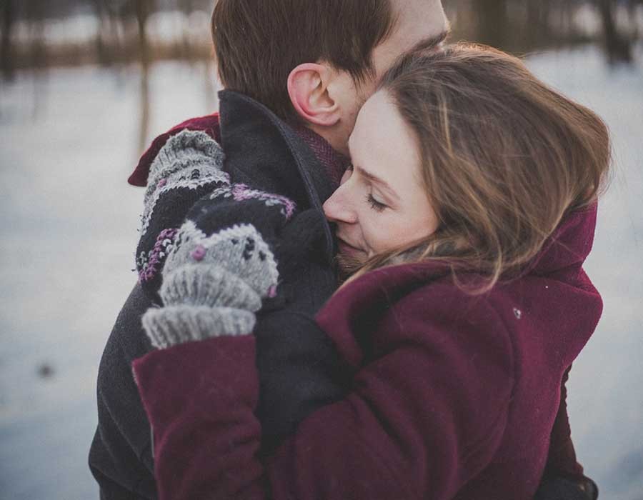 فوائد لممارسة العلاقة الحميمة في الشتاء